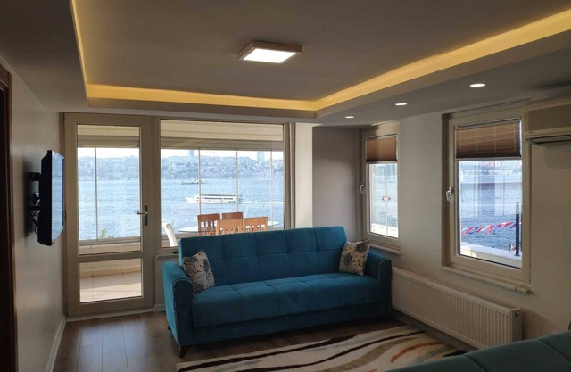 Cozy 2-bedroom apartment with Stunning Sea Views in enchanting Üsküdar, İstanbul