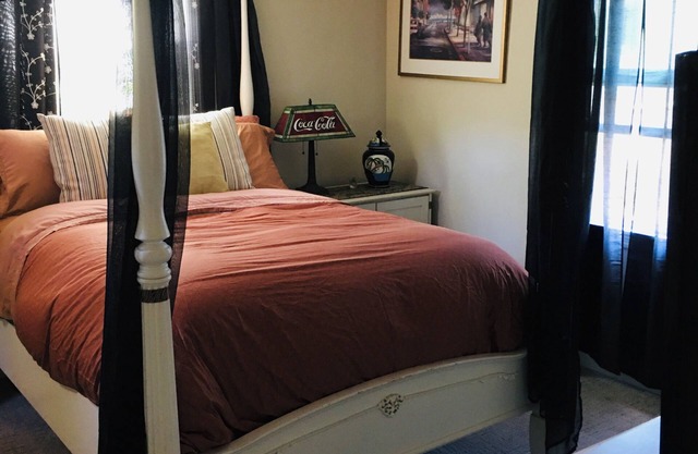 Cozy 2-bedroom house in charming San Rafael with AC, WiFi