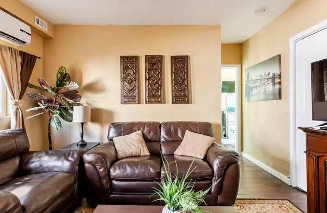 Cozy 2 Bedroom Suite, patio w/lights & BBQ grill!