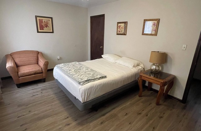 Cozy 2-bedroom townhome in awesome Columbia with AC.