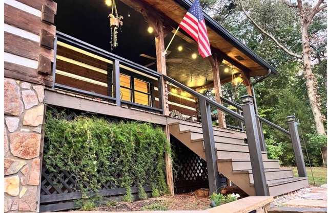 Cozy 2-bedroom waterfront cabin in a quiet cove on Lake Norman