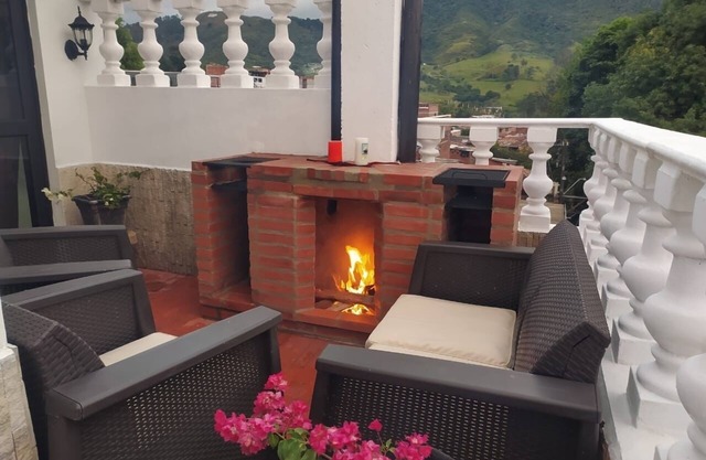 Cozy 2-BR Apt with mountain view