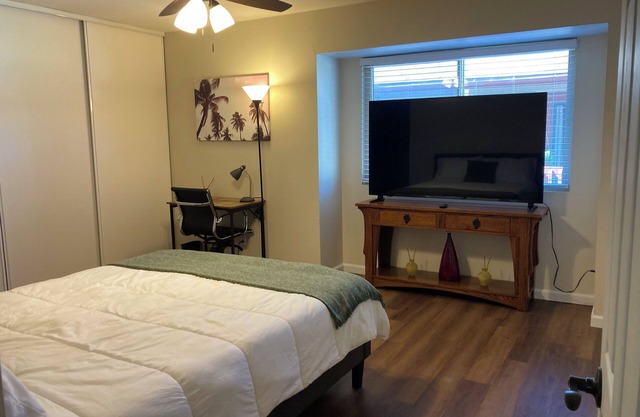 Cozy 3-bedroom condo with AC, WiFi, Fireplace, on site parking in Chula Vista