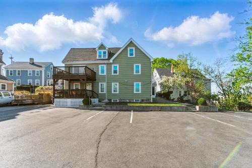 Cozy 4 Bedroom Apartment in Boston