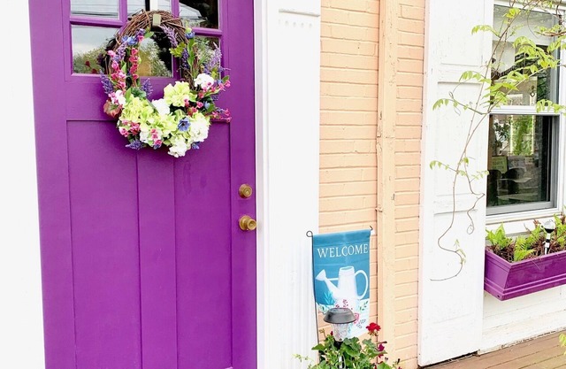 Cozy and Comfortable w antique furnishings; 2 bedrooms, sitting area, full bath