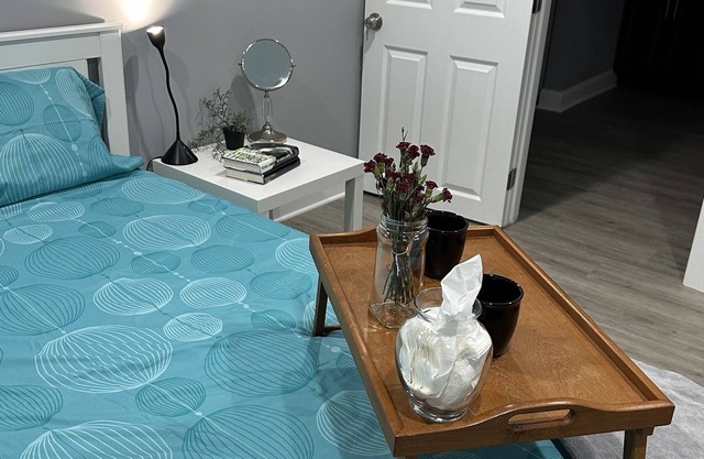 Cozy and quiet 2-bedroom apartment near Midway airport w/in-unit washer/dryer.