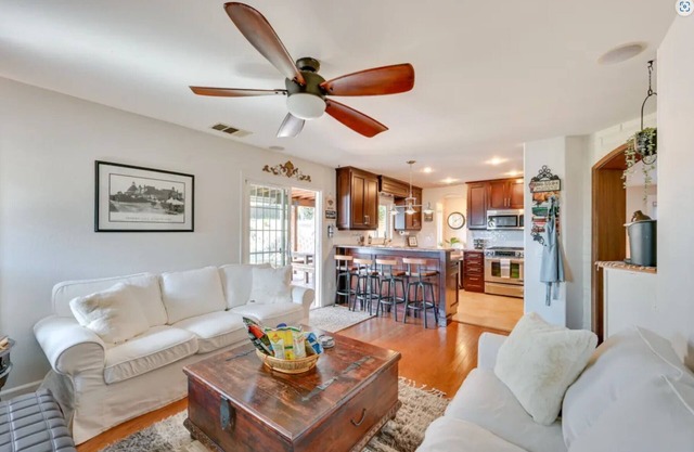 Cozy and quiet 6-bedroom retreat close to outlet mall shopping and more!