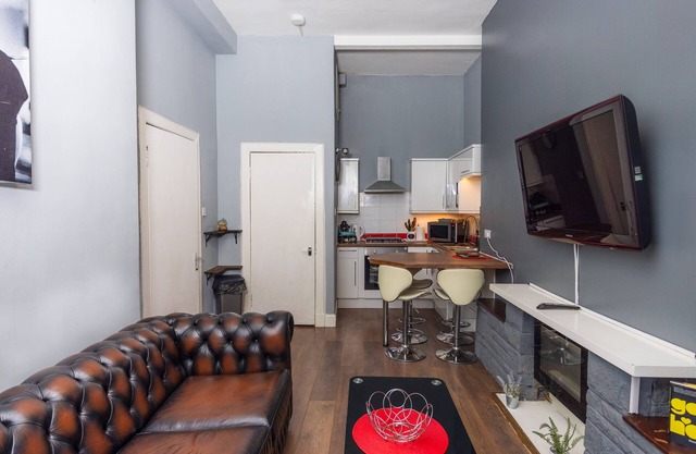 Cozy Apartment by Holyrood Park and Palace!