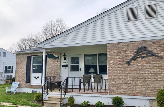 Cozy Beach Cottage in Island’s residential neighborhood!