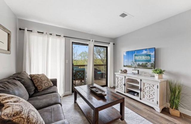 Cozy Branson Condo, +Free Tickets + Walk-In available