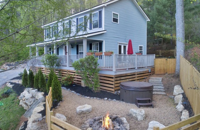Cozy Cabin Mountain Views Asheville Black Mtn Fire Pit and Hot Tub