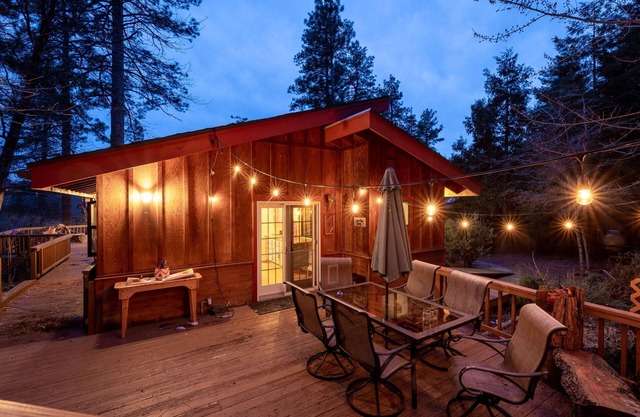 Cozy Cabin in Idyllwild with romantic Mountain Views—and a game room! Sleeps 10