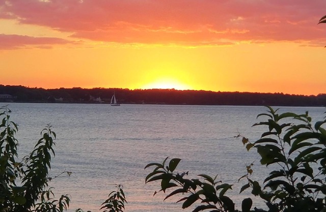 Cozy Cedar Cottage-Autumn Beach Getaway