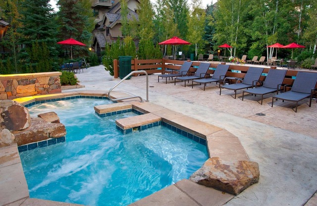 Cozy & Central Arrowhead Ge Townhome, 3br, Sleeps 6 3 Bedroom Townhouse by RedAwning