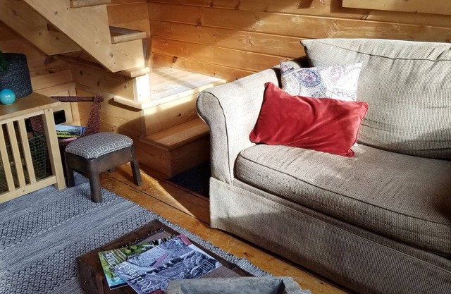 Cozy, Charming Vermont Chalet close to 5 major ski areas sleeps 4