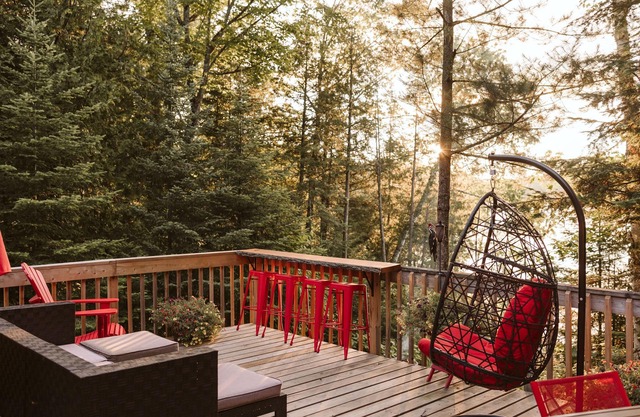 Cozy Coe Lake Cottage | Hot Tub · Wood Fireplace