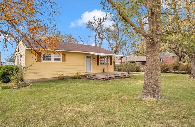 Cozy cottage nestled on 5 acres north of Halstead ks