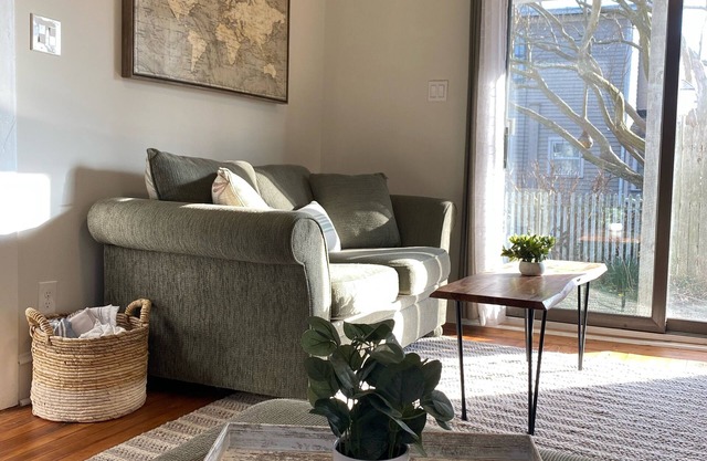 Cozy cottage on iconic tree lined Washington Street