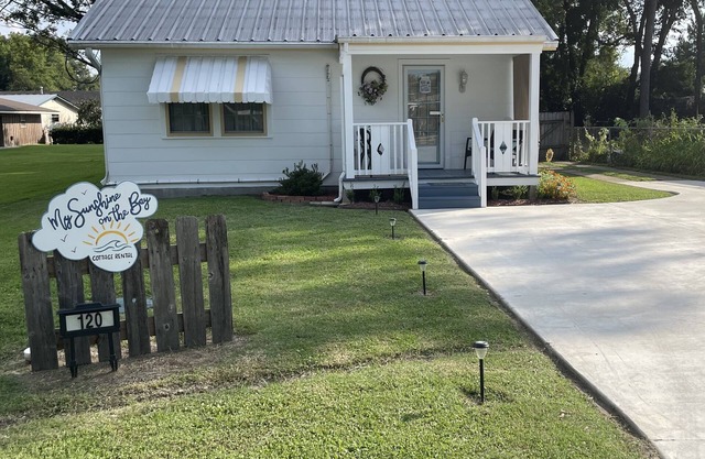 Cozy Cottage on the bay near Lake Verret. Great for all water sports and fishing