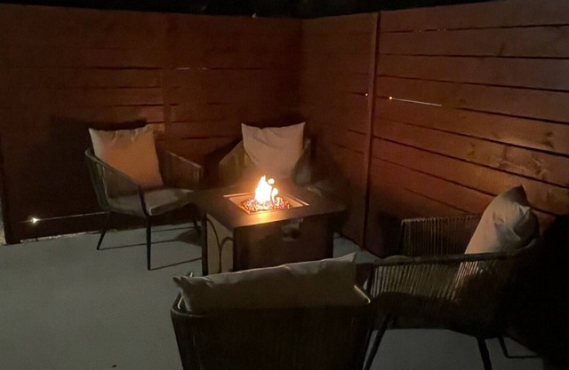 Cozy Cottage Retreat – Queen Bed, Fire Pit & Private Lanai