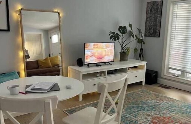 Cozy Cottage with Private Shared Beach Access (30-day min)