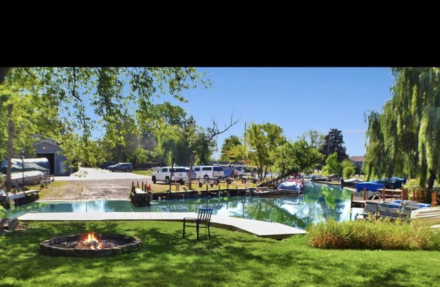 Cozy Cottage with private dock