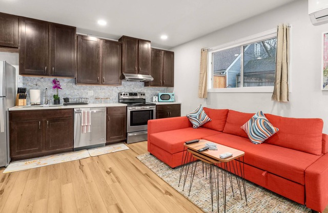 Cozy Detached New Unit-King Bed - 18 Mins to Airport and DT