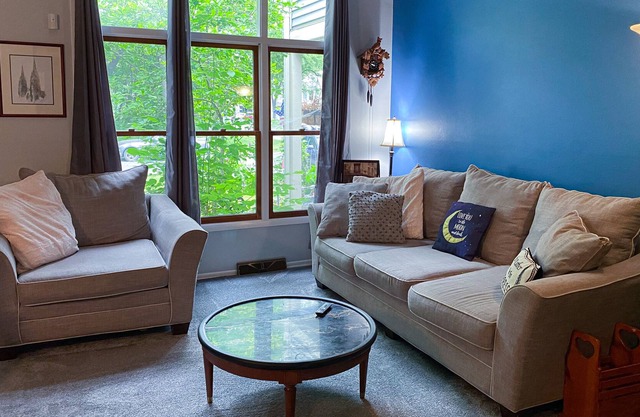 Cozy, family-friendly townhouse with pool access