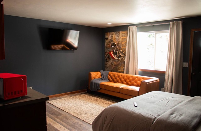 Cozy Farm stay on 70 acres,Pet Friendly, farm animals,close to mount Rainer