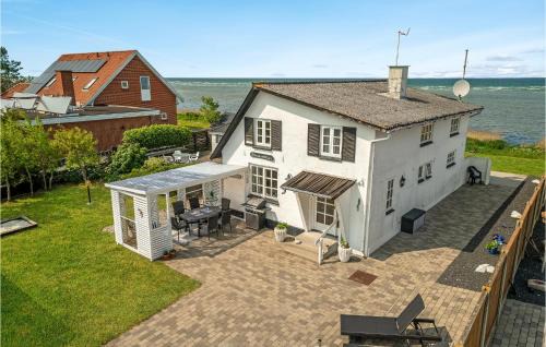 Cozy Home In Glesborg With Wifi