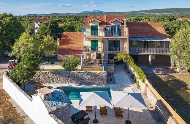 Cozy home in Mirlovic Zagora