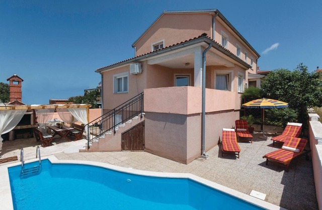 Cozy home in Pula with kitchen