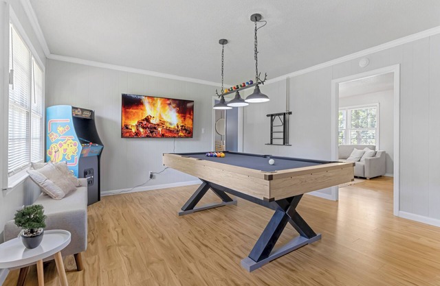Cozy Home w/Pool Table, Arcade & Firepit