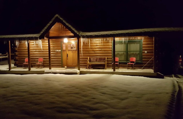 Cozy Log Cabin at Hartland Lake