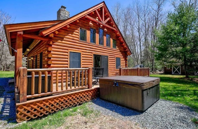 Cozy Log Cabin w/Hot Tub | 10 Min to Hunter Mtn