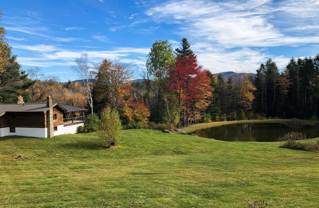 Cozy log cabin w/wood-burning fireplace, balcony, close to recreation, pond