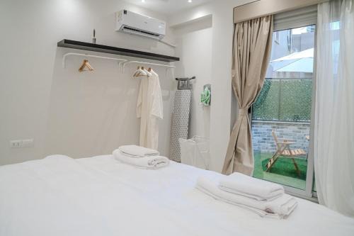 Cozy Luxe Stay - Outdoor Patio