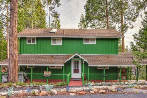 Cozy Mi-Wuk Village Cabin 18 Mi to Dodge Ridge!