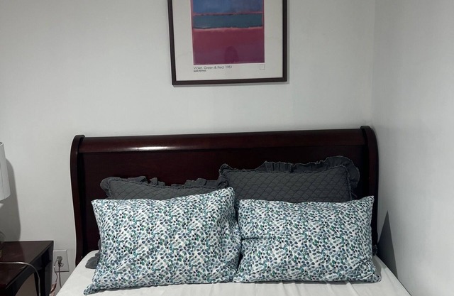 Cozy Modern 3-bedroom/2 Bath apartment in downtown Dover with AC, WiFi