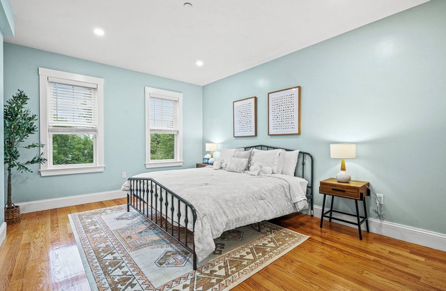 Cozy & Modern 3-bedroom 2- Bath Apartment 2 Min Walk to T