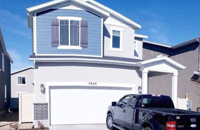 Cozy Modern 5 Bedroom Home w/Finished Basement