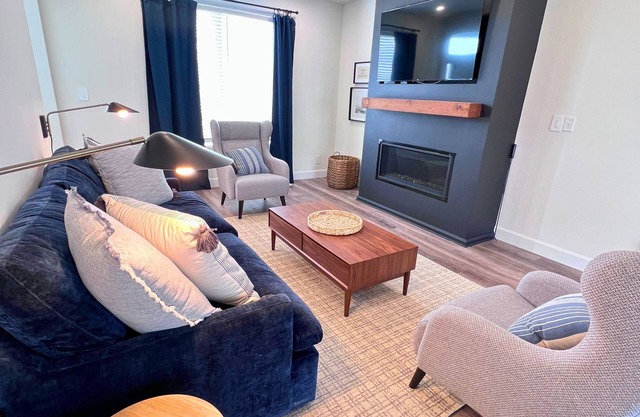 Cozy Modern Retreat Home 30sec Walk to the Beach w/Hot Tub