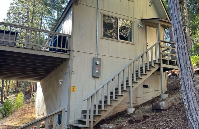 Cozy Peaceful Cabin in the Woods of Mi-Wuk Village.