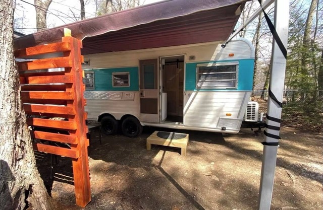 Cozy RV in Wonderful Northwood with AC, WiFi, Kayaks & canoe!