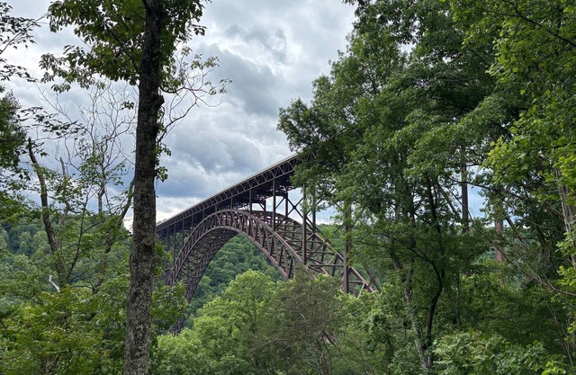 Cozy RV, New River and hiking trails nearby. Peaceful and quiet deer visits freq