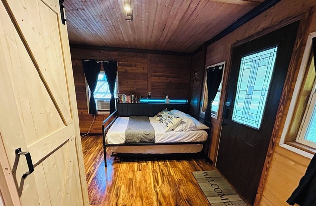 Cozy studio cabin in charming Fenton near Cider Mills and Trails!