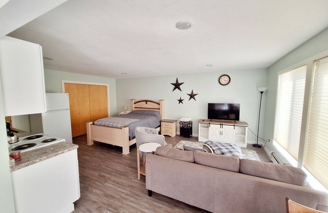 Cozy studio daylight basement with beautiful views Pendleton