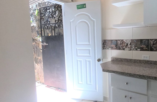 Cozy Studio in prestigious gated community - private parking, wifi, A/C