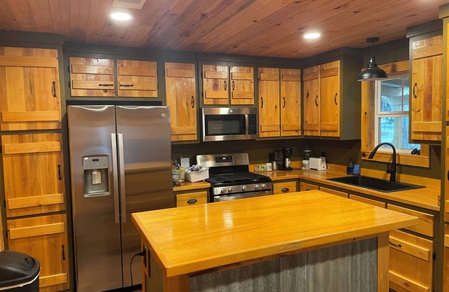 Cozy Swamp Cabin in charming Pierre Part with AC, WiFi