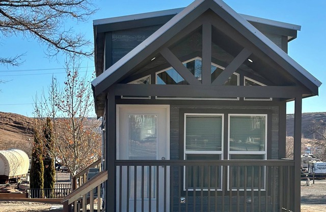 Cozy Tiny Home King Room #18A